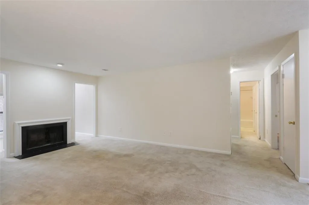 8740 Roswell Road Unit 4d, Sandy Springs, Georgia 30350, 2 Bedrooms Bedrooms, ,2 BathroomsBathrooms,Residential,Sold,8740 Roswell Road Unit 4d,6114588