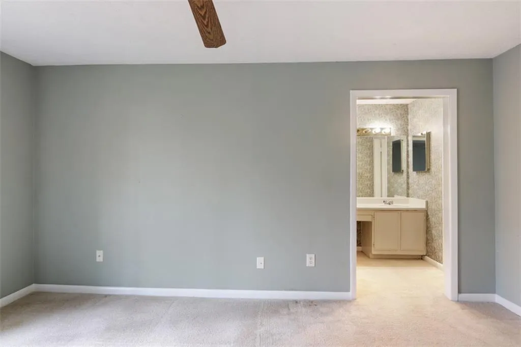 8740 Roswell Road Unit 4d, Sandy Springs, Georgia 30350, 2 Bedrooms Bedrooms, ,2 BathroomsBathrooms,Residential,Sold,8740 Roswell Road Unit 4d,6114588
