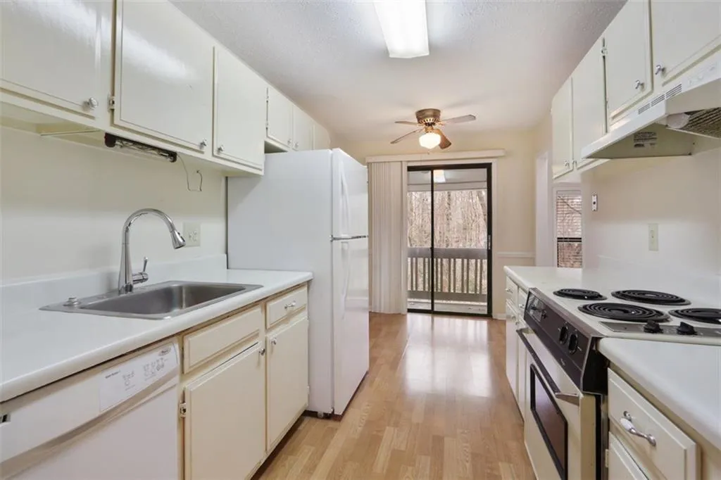8740 Roswell Road Unit 4d, Sandy Springs, Georgia 30350, 2 Bedrooms Bedrooms, ,2 BathroomsBathrooms,Residential,Sold,8740 Roswell Road Unit 4d,6114588