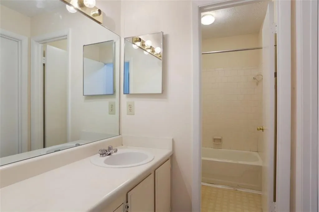 8740 Roswell Road Unit 4d, Sandy Springs, Georgia 30350, 2 Bedrooms Bedrooms, ,2 BathroomsBathrooms,Residential,Sold,8740 Roswell Road Unit 4d,6114588