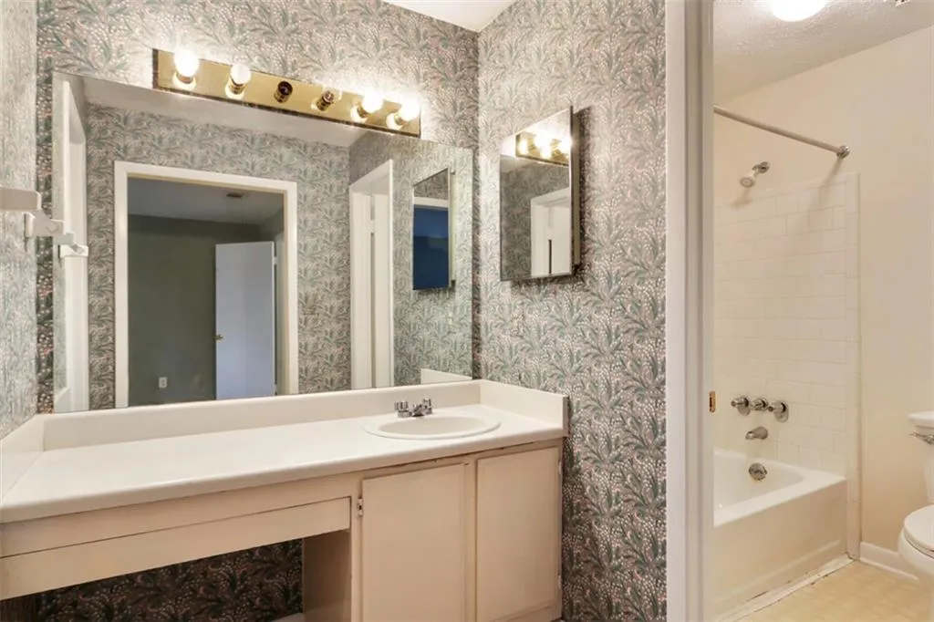 8740 Roswell Road Unit 4d, Sandy Springs, Georgia 30350, 2 Bedrooms Bedrooms, ,2 BathroomsBathrooms,Residential,Sold,8740 Roswell Road Unit 4d,6114588