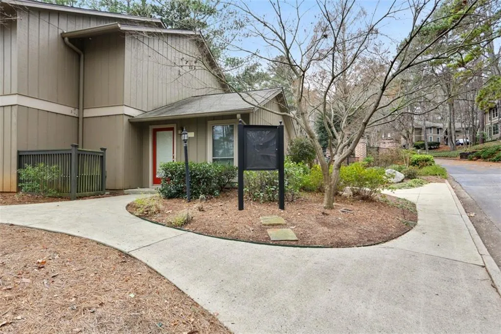 8740 Roswell Road Unit 4d, Sandy Springs, Georgia 30350, 2 Bedrooms Bedrooms, ,2 BathroomsBathrooms,Residential,Sold,8740 Roswell Road Unit 4d,6114588