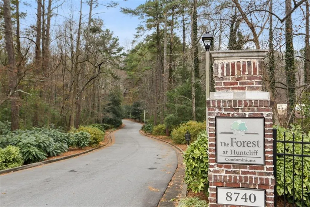 8740 Roswell Road Unit 4d, Sandy Springs, Georgia 30350, 2 Bedrooms Bedrooms, ,2 BathroomsBathrooms,Residential,Sold,8740 Roswell Road Unit 4d,6114588
