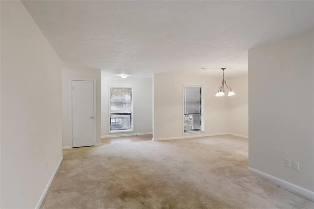 8740 Roswell Road Unit 4d, Sandy Springs, Georgia 30350, 2 Bedrooms Bedrooms, ,2 BathroomsBathrooms,Residential,Sold,8740 Roswell Road Unit 4d,6114588