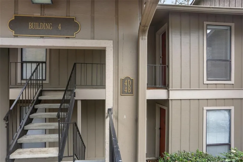 8740 Roswell Road Unit 4d, Sandy Springs, Georgia 30350, 2 Bedrooms Bedrooms, ,2 BathroomsBathrooms,Residential,Sold,8740 Roswell Road Unit 4d,6114588