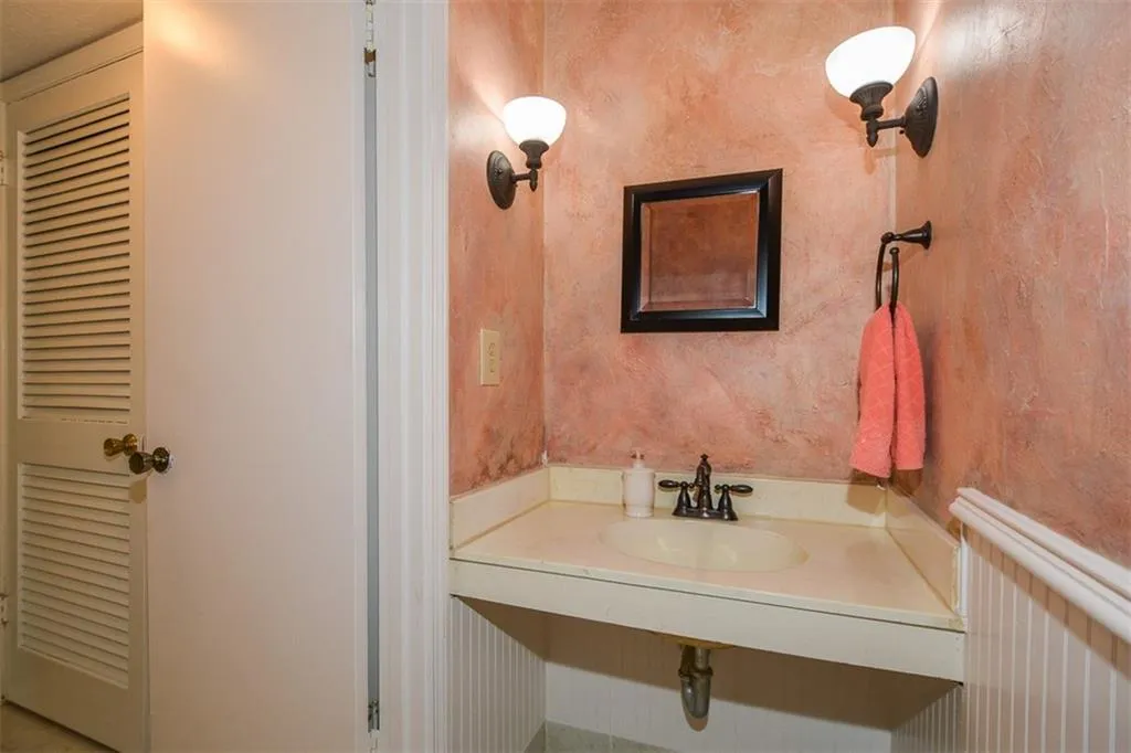 6402 Park Avenue Unit B4, Atlanta, Georgia 30342, 2 Bedrooms Bedrooms, ,1 BathroomBathrooms,Residential,Sold,6402 Park Avenue Unit B4,6862115