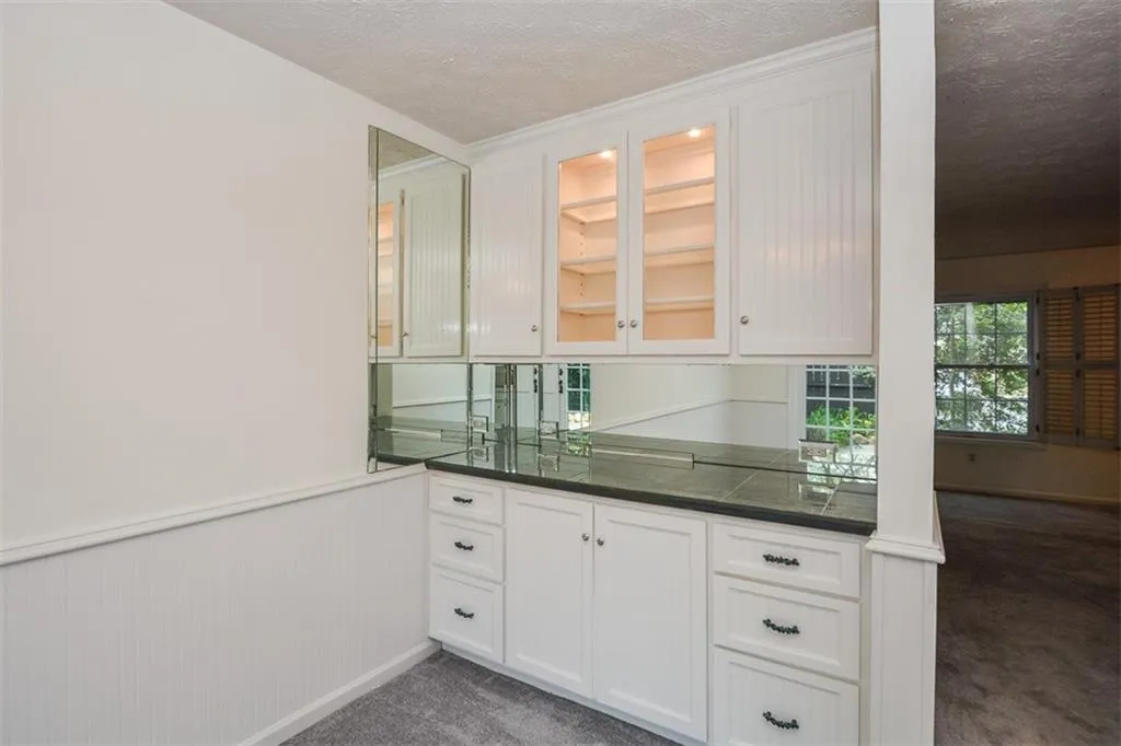 6402 Park Avenue Unit B4, Atlanta, Georgia 30342, 2 Bedrooms Bedrooms, ,1 BathroomBathrooms,Residential,Sold,6402 Park Avenue Unit B4,6862115