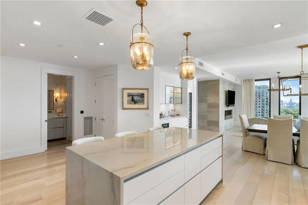 3107 Peachtree Road Ne Unit 1403, Atlanta, Georgia 30305, 2 Bedrooms Bedrooms, ,2 BathroomsBathrooms,Residential,For Sale,3107 Peachtree Road Ne Unit 1403,7621327