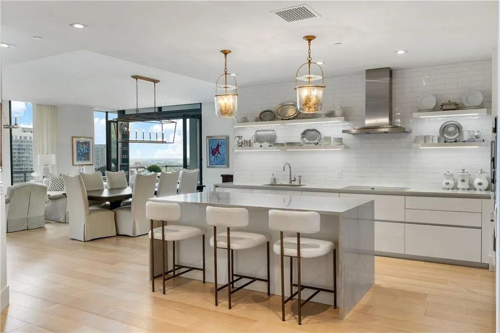 3107 Peachtree Road Ne Unit 1403, Atlanta, Georgia 30305, 2 Bedrooms Bedrooms, ,2 BathroomsBathrooms,Residential,For Sale,3107 Peachtree Road Ne Unit 1403,7621327
