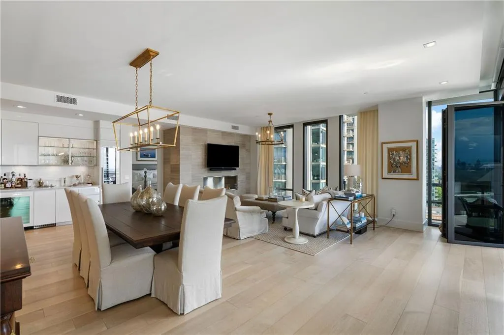 3107 Peachtree Road Ne Unit 1403, Atlanta, Georgia 30305, 2 Bedrooms Bedrooms, ,2 BathroomsBathrooms,Residential,For Sale,3107 Peachtree Road Ne Unit 1403,7621327