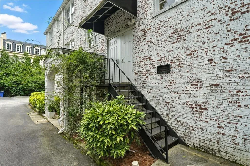 77 Peachtree Memorial Drive Nw Unit 2, Atlanta, Georgia 30309, 2 Bedrooms Bedrooms, ,2 BathroomsBathrooms,Residential,For Sale,77 Peachtree Memorial Drive Nw Unit 2,7632735