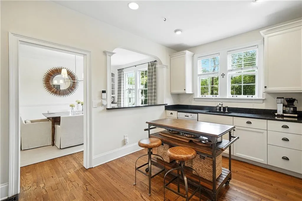 77 Peachtree Memorial Drive Nw Unit 2, Atlanta, Georgia 30309, 2 Bedrooms Bedrooms, ,2 BathroomsBathrooms,Residential,For Sale,77 Peachtree Memorial Drive Nw Unit 2,7632735