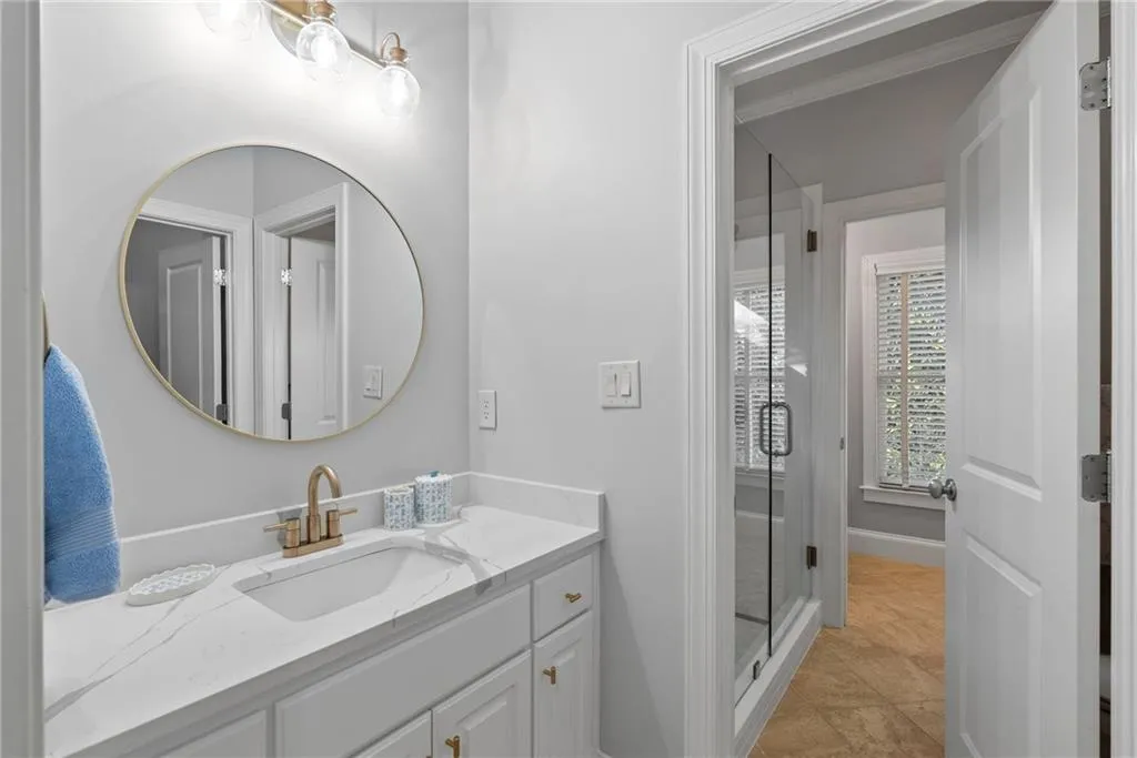 Jack & Jill with 2 separate sinks