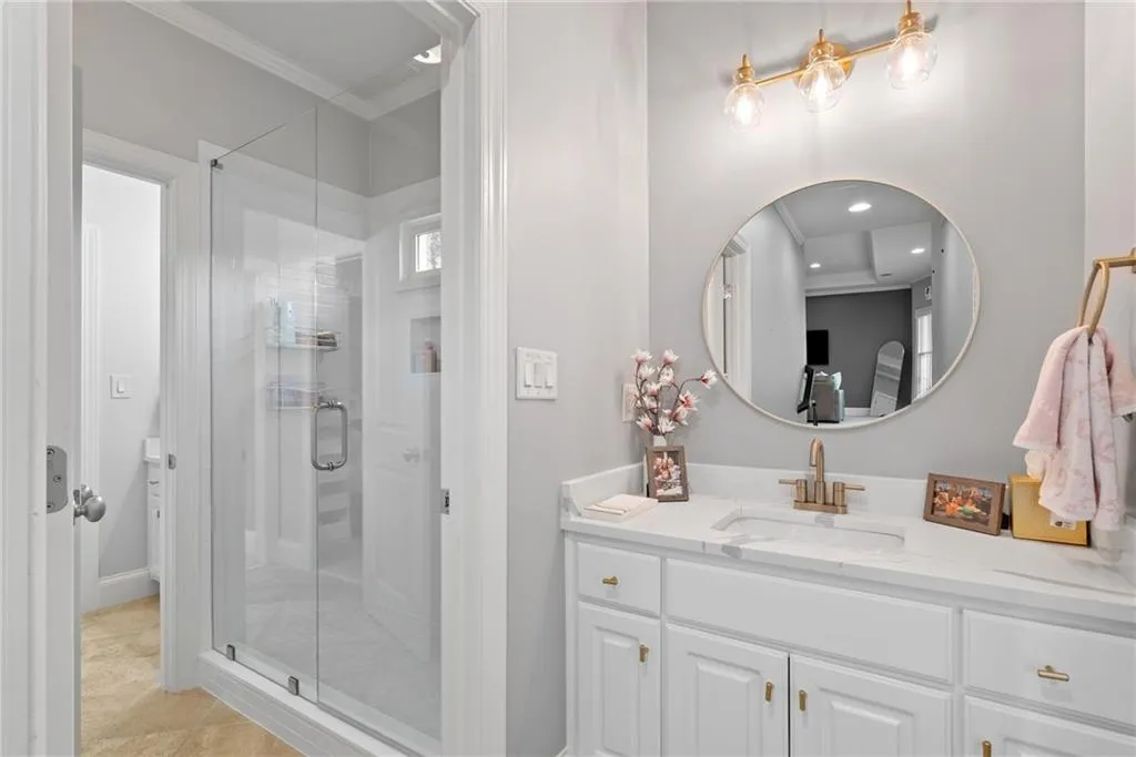 Jack & Jill with 2 separate sinks