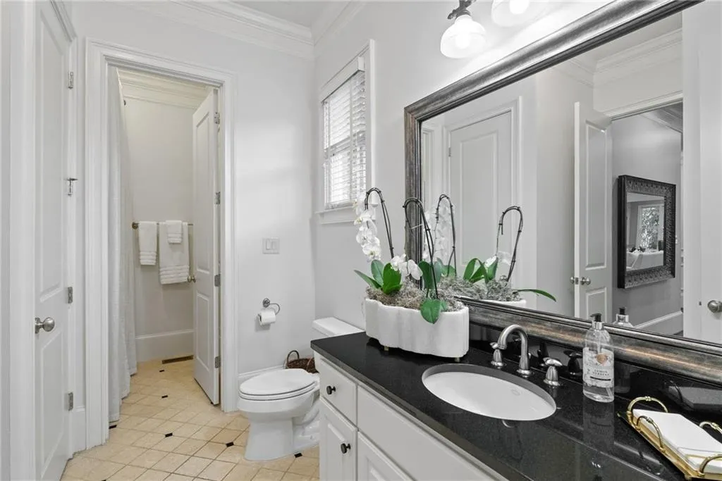 Ensuite full bathroom on the main level