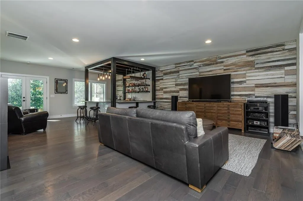 6394 Lucent Lane, Sandy Springs, Georgia 30328, 6 Bedrooms Bedrooms, ,5 BathroomsBathrooms,Residential,Sold,6394 Lucent Lane,6812885