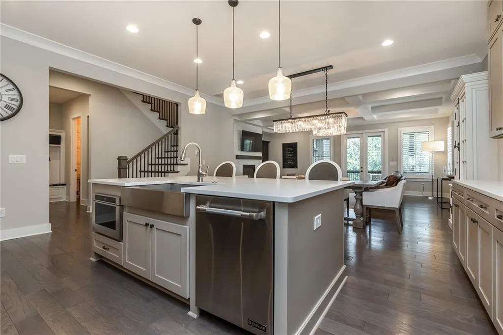 6394 Lucent Lane, Sandy Springs, Georgia 30328, 6 Bedrooms Bedrooms, ,5 BathroomsBathrooms,Residential,Sold,6394 Lucent Lane,6812885