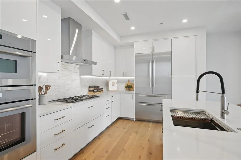 2425 Peachtree Road Ne Unit 903, Atlanta, Georgia 30305, 2 Bedrooms Bedrooms, ,2 BathroomsBathrooms,Residential,For Sale,2425 Peachtree Road Ne Unit 903,7530004