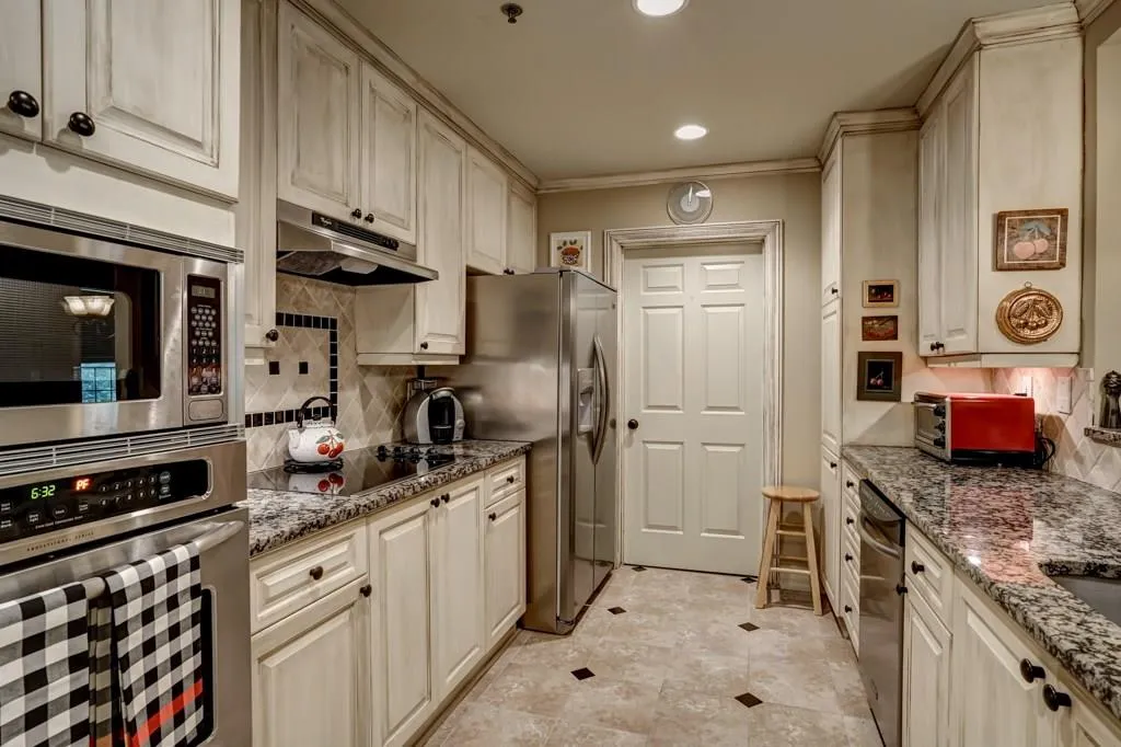 211 Colonial Homes Drive Unit 2101, Atlanta, Georgia 30309, 2 Bedrooms Bedrooms, ,2 BathroomsBathrooms,Residential,Sold,211 Colonial Homes Drive Unit 2101,5717184