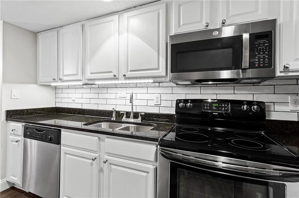 6900 Roswell Road Unit 20q, Sandy Springs, Georgia 30328, 2 Bedrooms Bedrooms, ,2 BathroomsBathrooms,Residential,Sold,6900 Roswell Road Unit 20q,7494106