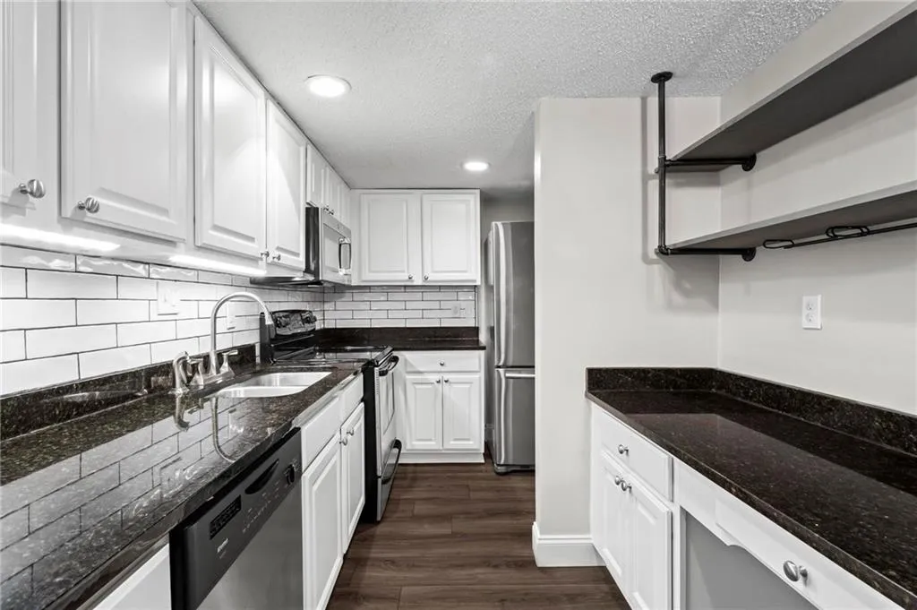6900 Roswell Road Unit 20q, Sandy Springs, Georgia 30328, 2 Bedrooms Bedrooms, ,2 BathroomsBathrooms,Residential,Sold,6900 Roswell Road Unit 20q,7494106