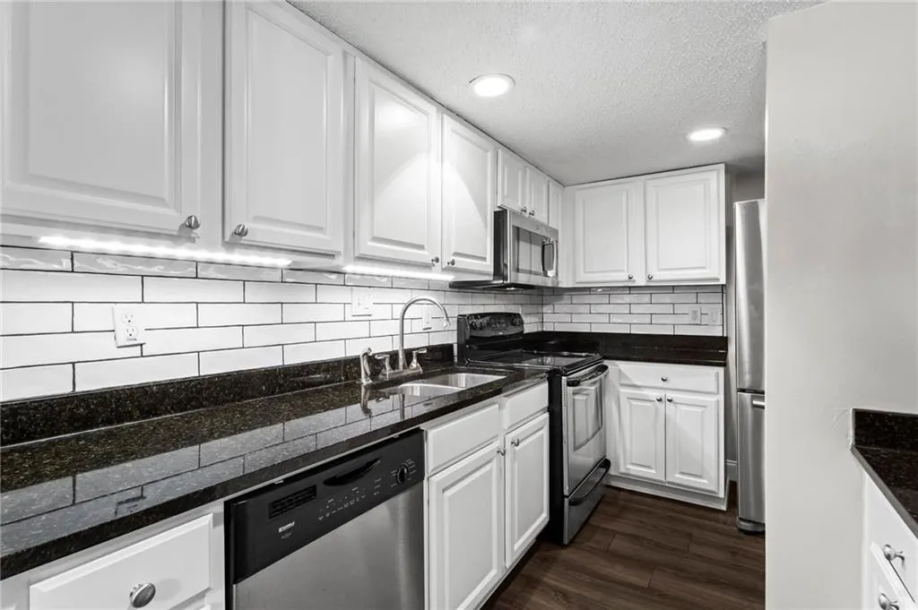 6900 Roswell Road Unit 20q, Sandy Springs, Georgia 30328, 2 Bedrooms Bedrooms, ,2 BathroomsBathrooms,Residential,Sold,6900 Roswell Road Unit 20q,7494106