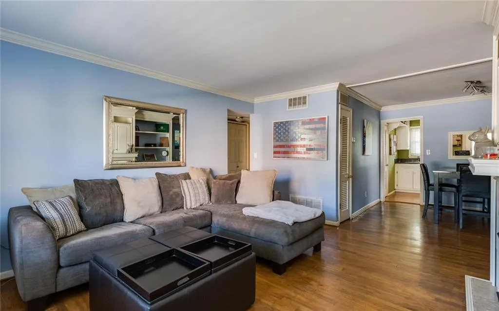 3510 Roswell Road Nw Unit B1, Atlanta, Georgia 30305, 2 Bedrooms Bedrooms, ,2 BathroomsBathrooms,Residential,Sold,3510 Roswell Road Nw Unit B1,5761288