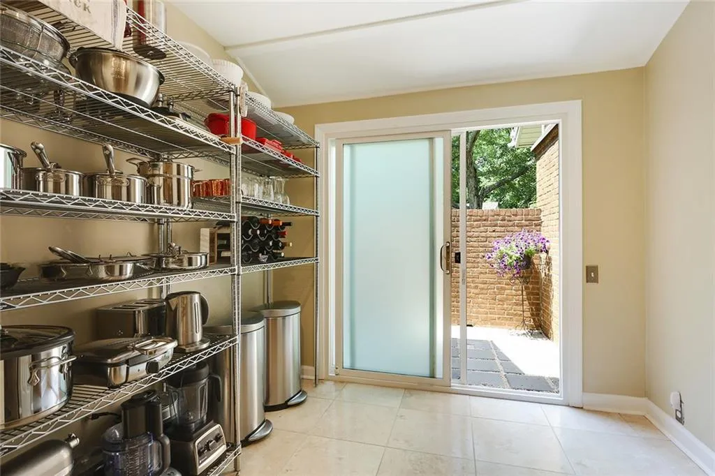 40 Dunwoody Springs Drive, Sandy Springs, Georgia 30328, 2 Bedrooms Bedrooms, ,2 BathroomsBathrooms,Residential,Sold,40 Dunwoody Springs Drive,6019086