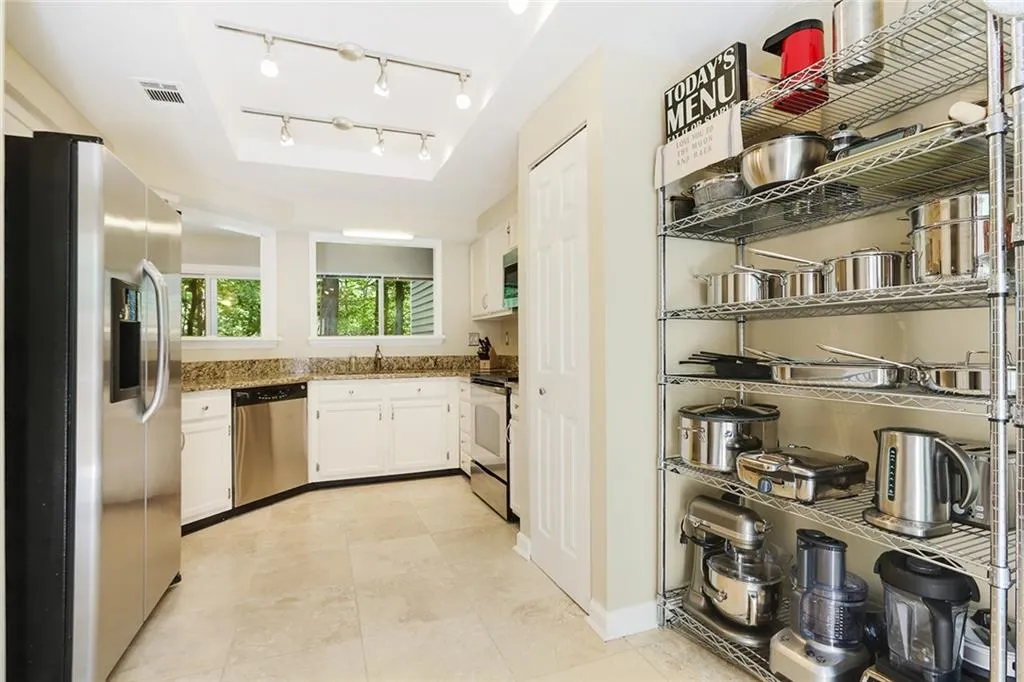 40 Dunwoody Springs Drive, Sandy Springs, Georgia 30328, 2 Bedrooms Bedrooms, ,2 BathroomsBathrooms,Residential,Sold,40 Dunwoody Springs Drive,6019086