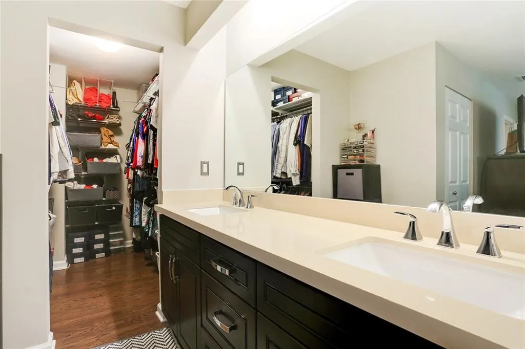 40 Dunwoody Springs Drive, Sandy Springs, Georgia 30328, 2 Bedrooms Bedrooms, ,2 BathroomsBathrooms,Residential,Sold,40 Dunwoody Springs Drive,6019086