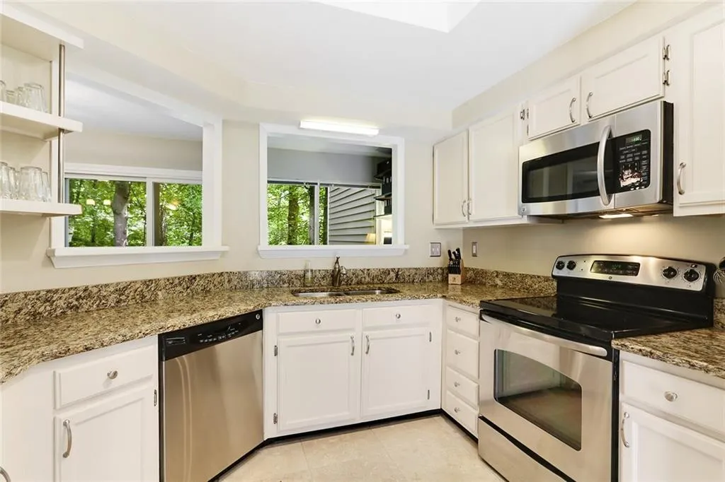 40 Dunwoody Springs Drive, Sandy Springs, Georgia 30328, 2 Bedrooms Bedrooms, ,2 BathroomsBathrooms,Residential,Sold,40 Dunwoody Springs Drive,6019086