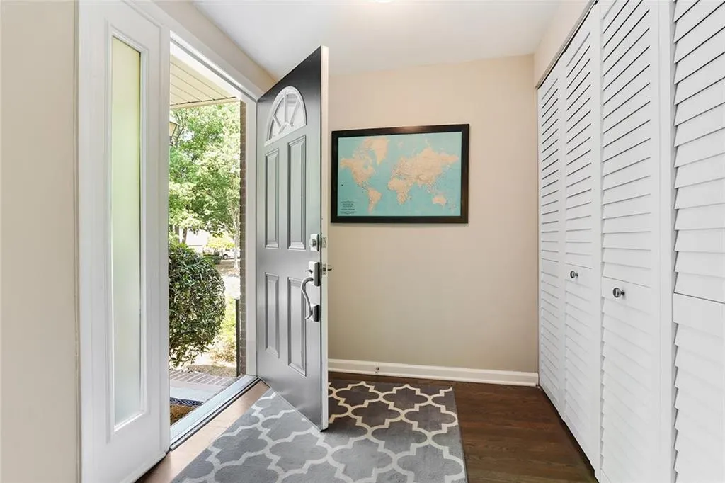 40 Dunwoody Springs Drive, Sandy Springs, Georgia 30328, 2 Bedrooms Bedrooms, ,2 BathroomsBathrooms,Residential,Sold,40 Dunwoody Springs Drive,6019086