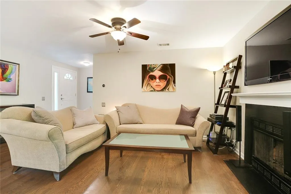 40 Dunwoody Springs Drive, Sandy Springs, Georgia 30328, 2 Bedrooms Bedrooms, ,2 BathroomsBathrooms,Residential,Sold,40 Dunwoody Springs Drive,6019086