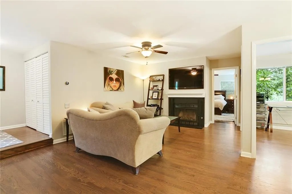 40 Dunwoody Springs Drive, Sandy Springs, Georgia 30328, 2 Bedrooms Bedrooms, ,2 BathroomsBathrooms,Residential,Sold,40 Dunwoody Springs Drive,6019086