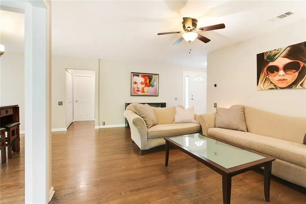 40 Dunwoody Springs Drive, Sandy Springs, Georgia 30328, 2 Bedrooms Bedrooms, ,2 BathroomsBathrooms,Residential,Sold,40 Dunwoody Springs Drive,6019086