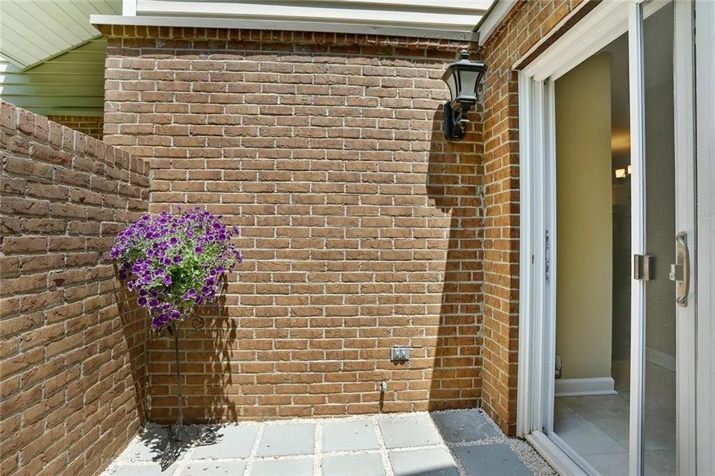 40 Dunwoody Springs Drive, Sandy Springs, Georgia 30328, 2 Bedrooms Bedrooms, ,2 BathroomsBathrooms,Residential,Sold,40 Dunwoody Springs Drive,6019086