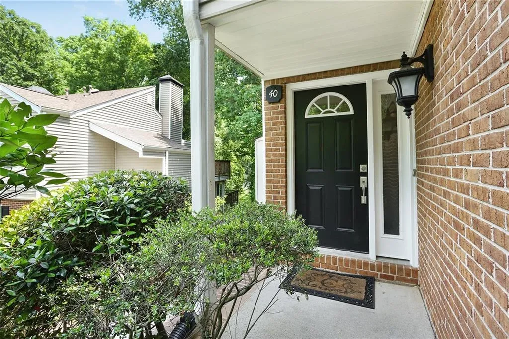 40 Dunwoody Springs Drive, Sandy Springs, Georgia 30328, 2 Bedrooms Bedrooms, ,2 BathroomsBathrooms,Residential,Sold,40 Dunwoody Springs Drive,6019086