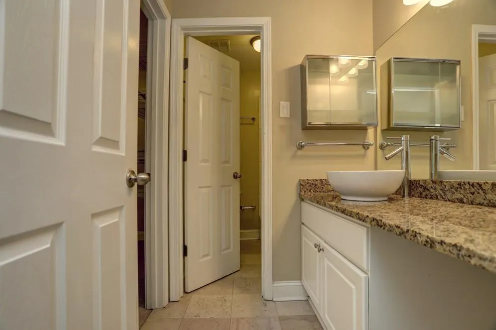6980 Roswell Road Unit C1, Sandy Springs, Georgia 30328, 2 Bedrooms Bedrooms, ,1 BathroomBathrooms,Residential,Sold,6980 Roswell Road Unit C1,6502392