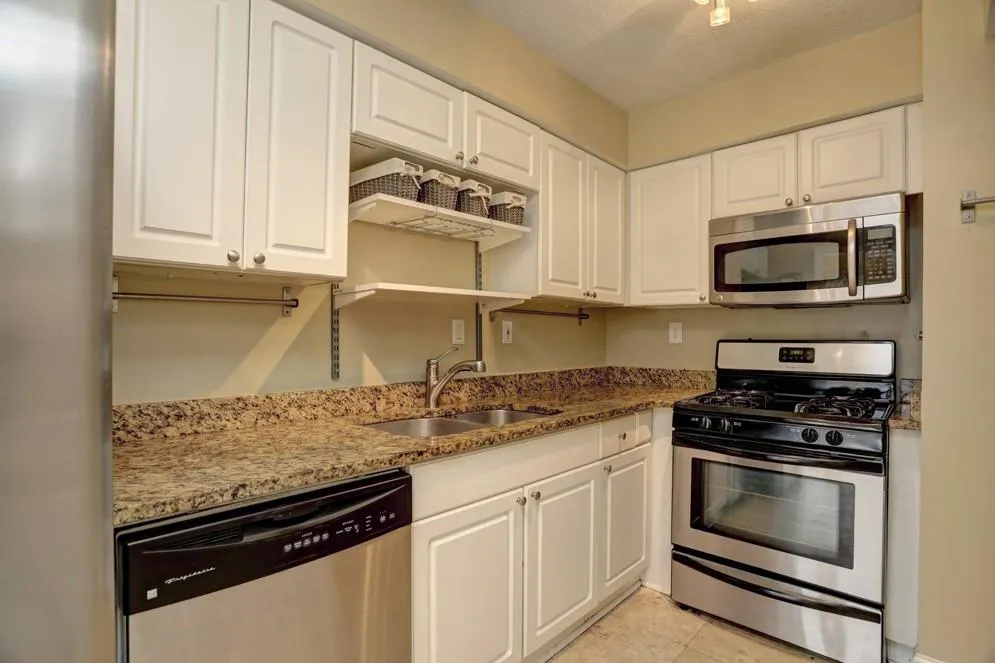 6980 Roswell Road Unit C1, Sandy Springs, Georgia 30328, 2 Bedrooms Bedrooms, ,1 BathroomBathrooms,Residential,Sold,6980 Roswell Road Unit C1,6502392