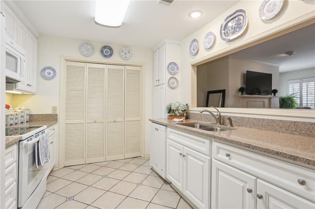 301 Bainbridge Drive, Atlanta, Georgia 30327, 2 Bedrooms Bedrooms, ,2 BathroomsBathrooms,Residential,Sold,301 Bainbridge Drive,7337611