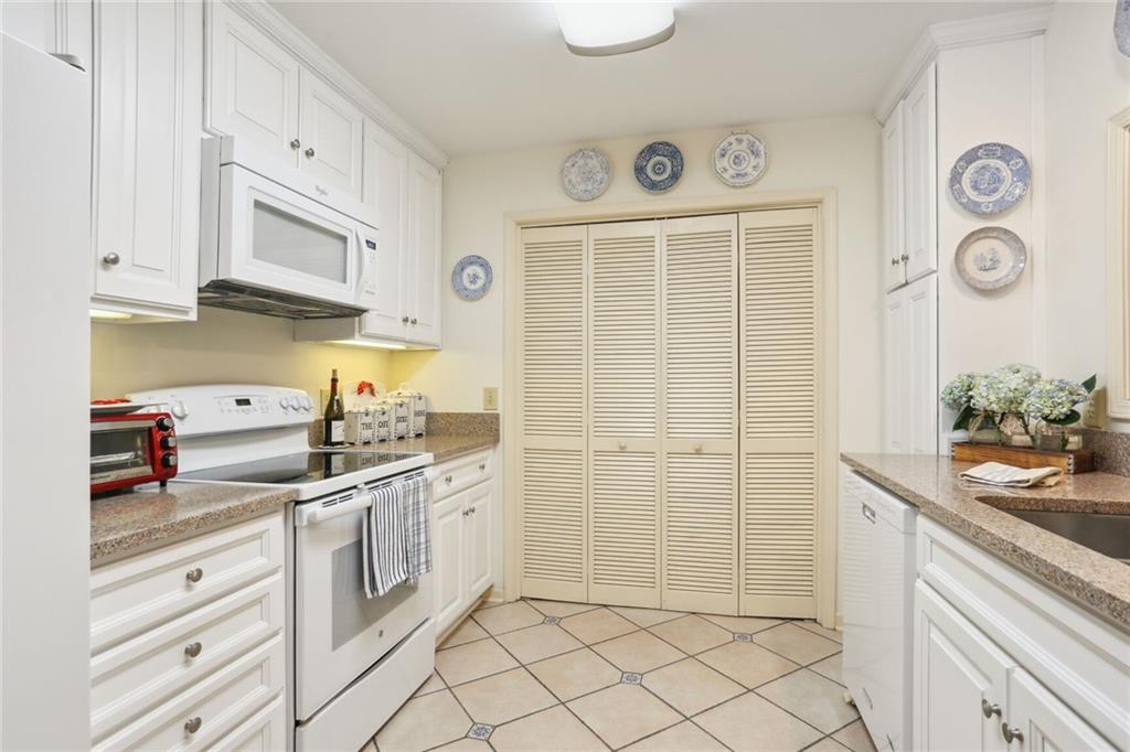 301 Bainbridge Drive, Atlanta, Georgia 30327, 2 Bedrooms Bedrooms, ,2 BathroomsBathrooms,Residential,Sold,301 Bainbridge Drive,7337611