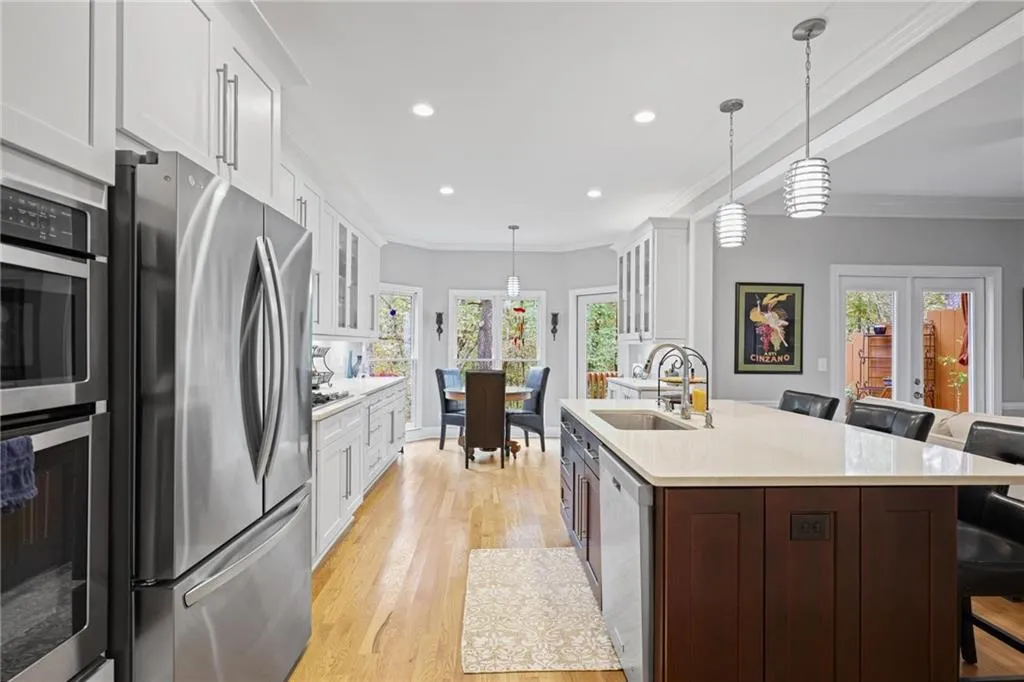 Kitchen with a breakfast bar area,