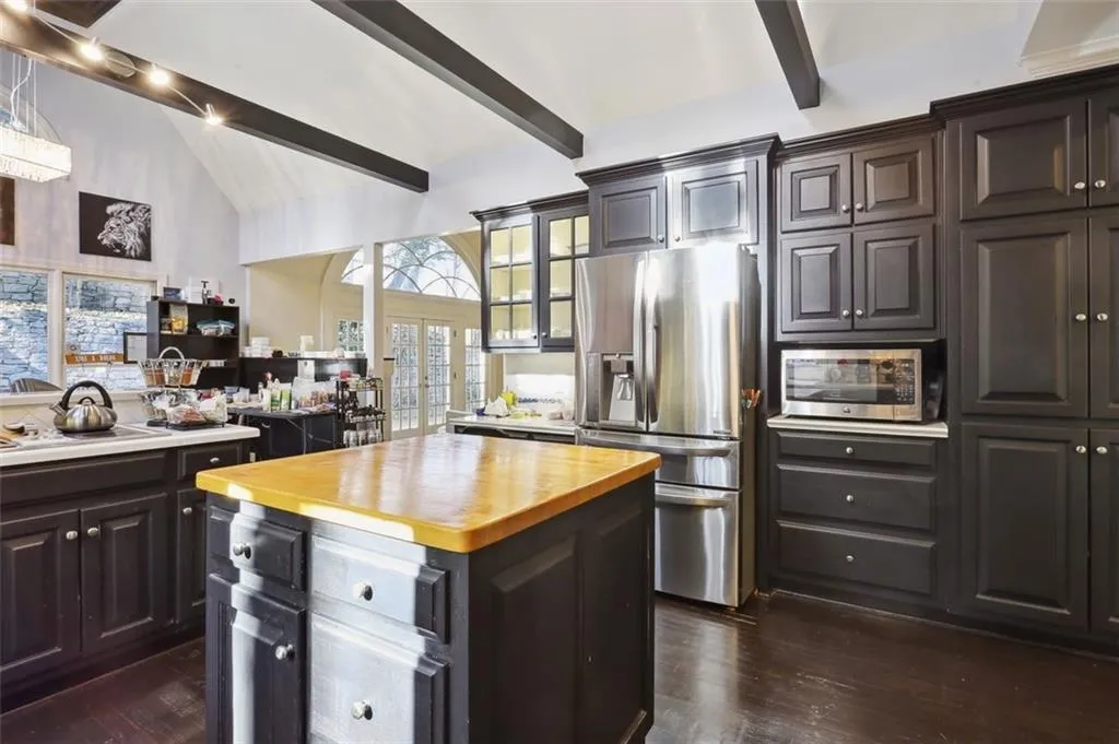 8210 Grogans Ferry Road, Atlanta, Georgia 30350, 5 Bedrooms Bedrooms, ,4 BathroomsBathrooms,Residential,Sold,8210 Grogans Ferry Road,7161872