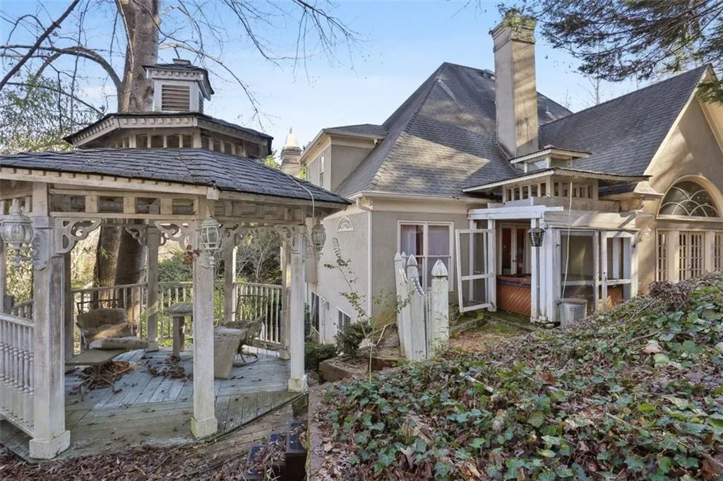 8210 Grogans Ferry Road, Atlanta, Georgia 30350, 5 Bedrooms Bedrooms, ,4 BathroomsBathrooms,Residential,Sold,8210 Grogans Ferry Road,7161872