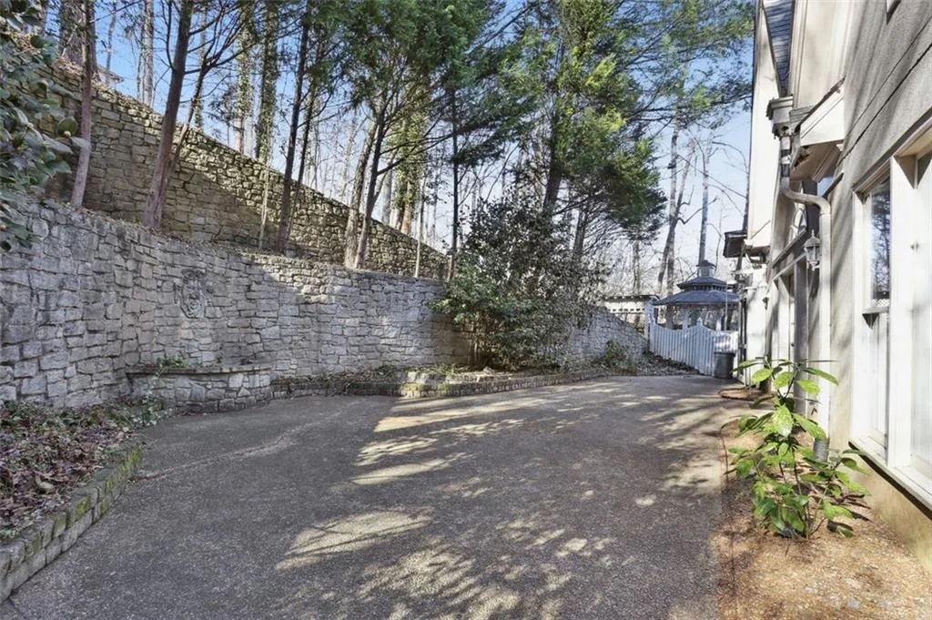 8210 Grogans Ferry Road, Atlanta, Georgia 30350, 5 Bedrooms Bedrooms, ,4 BathroomsBathrooms,Residential,Sold,8210 Grogans Ferry Road,7161872