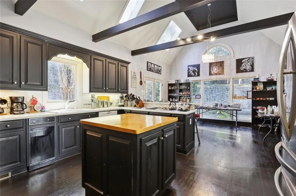 8210 Grogans Ferry Road, Atlanta, Georgia 30350, 5 Bedrooms Bedrooms, ,4 BathroomsBathrooms,Residential,Sold,8210 Grogans Ferry Road,7161872