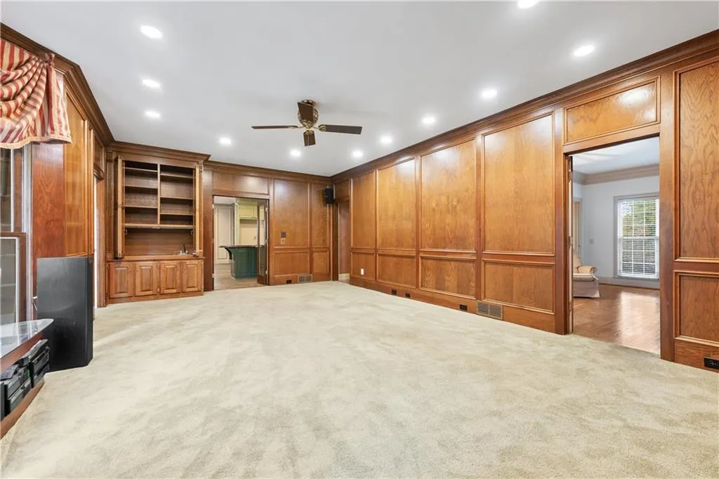 Greaat Room with Beautiful Oak Panneling