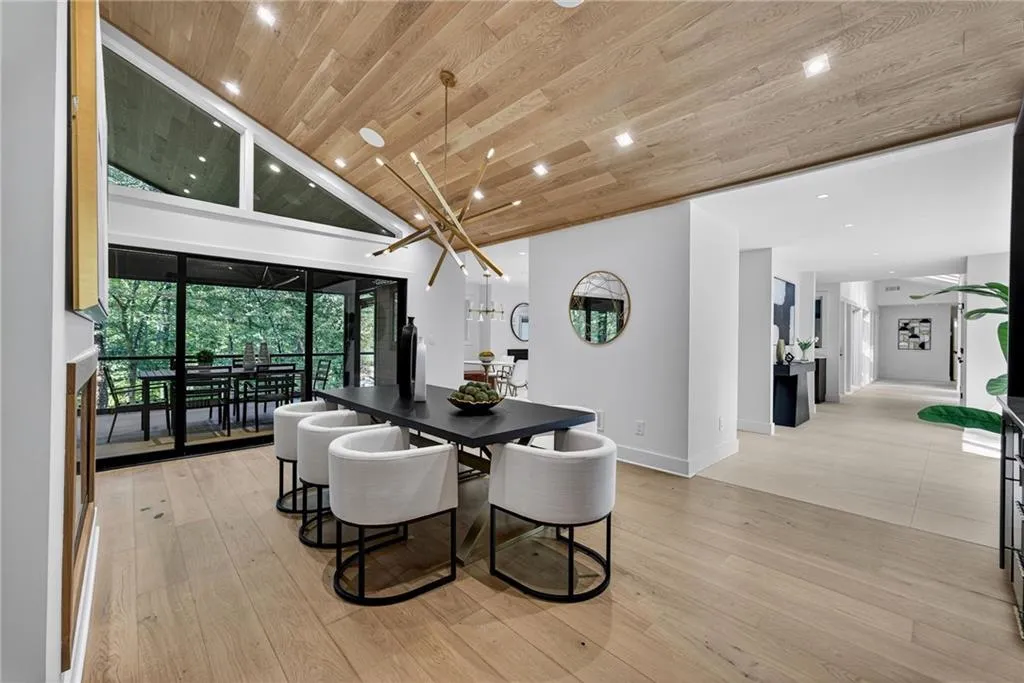 585 Amberidge Trail, Atlanta, Georgia 30328, 6 Bedrooms Bedrooms, ,5 BathroomsBathrooms,Residential,For Sale,585 Amberidge Trail,7663088