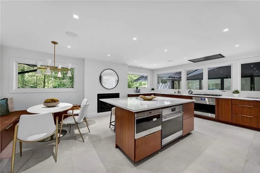 585 Amberidge Trail, Atlanta, Georgia 30328, 6 Bedrooms Bedrooms, ,5 BathroomsBathrooms,Residential,For Sale,585 Amberidge Trail,7663088