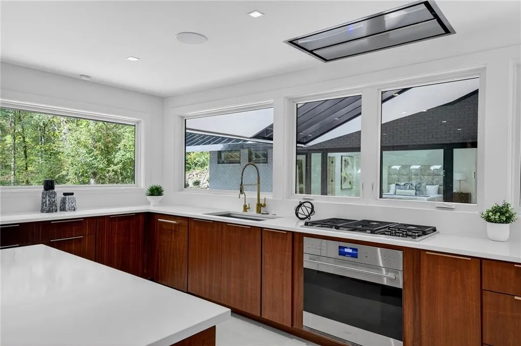 585 Amberidge Trail, Atlanta, Georgia 30328, 6 Bedrooms Bedrooms, ,5 BathroomsBathrooms,Residential,For Sale,585 Amberidge Trail,7663088